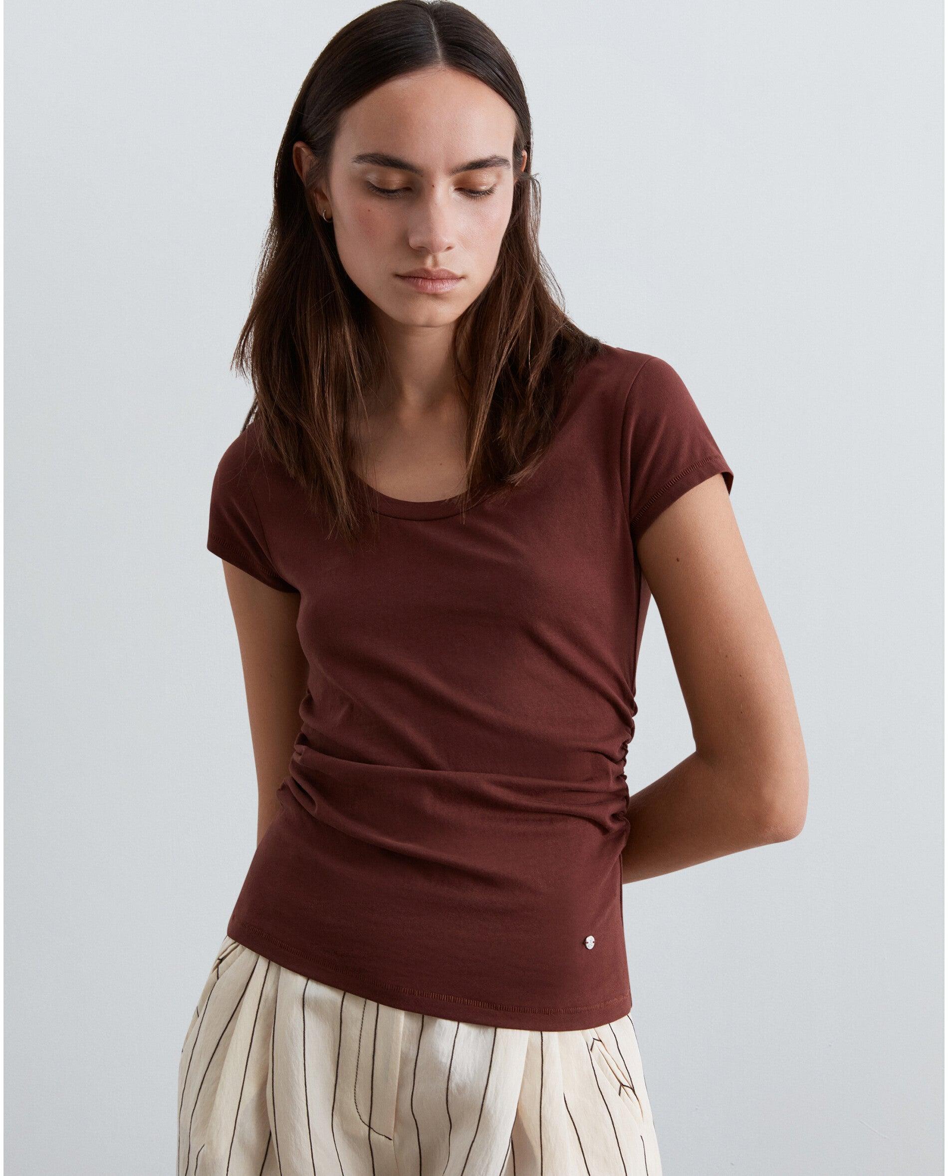 Imagen 0 de Camiseta de mujer ligeramente elástica con drapeado lateral Marrón