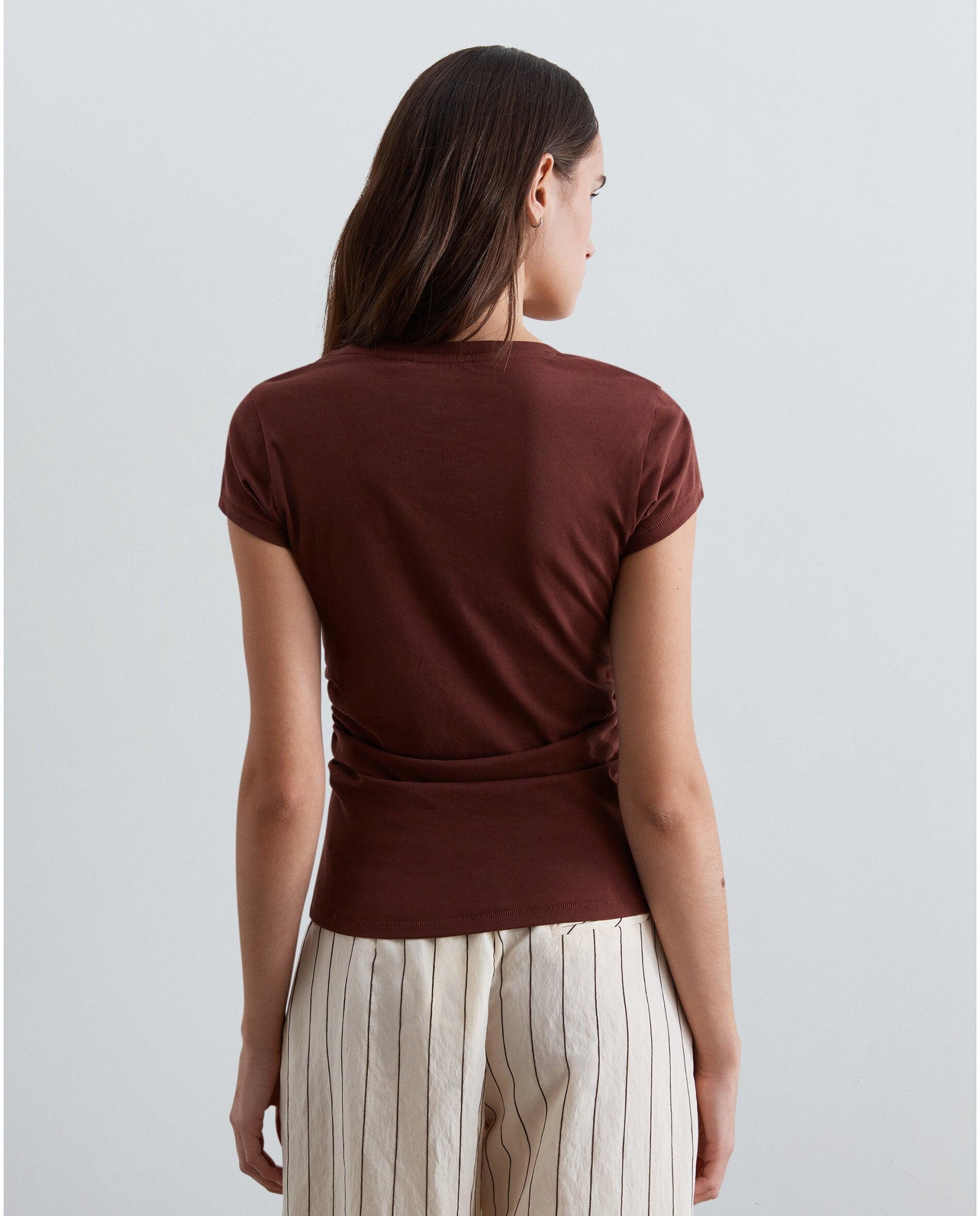 Camiseta de mujer ligeramente elástica con drapeado lateral - Scalpers - Marrón Marrón-2
