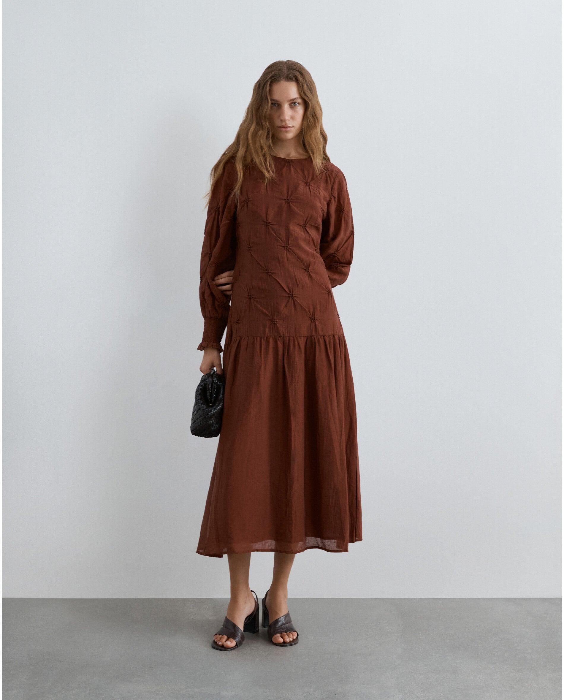 Vestido midi con detalles fruncidos de manga larga - Scalpers - Marrón Marrón-1