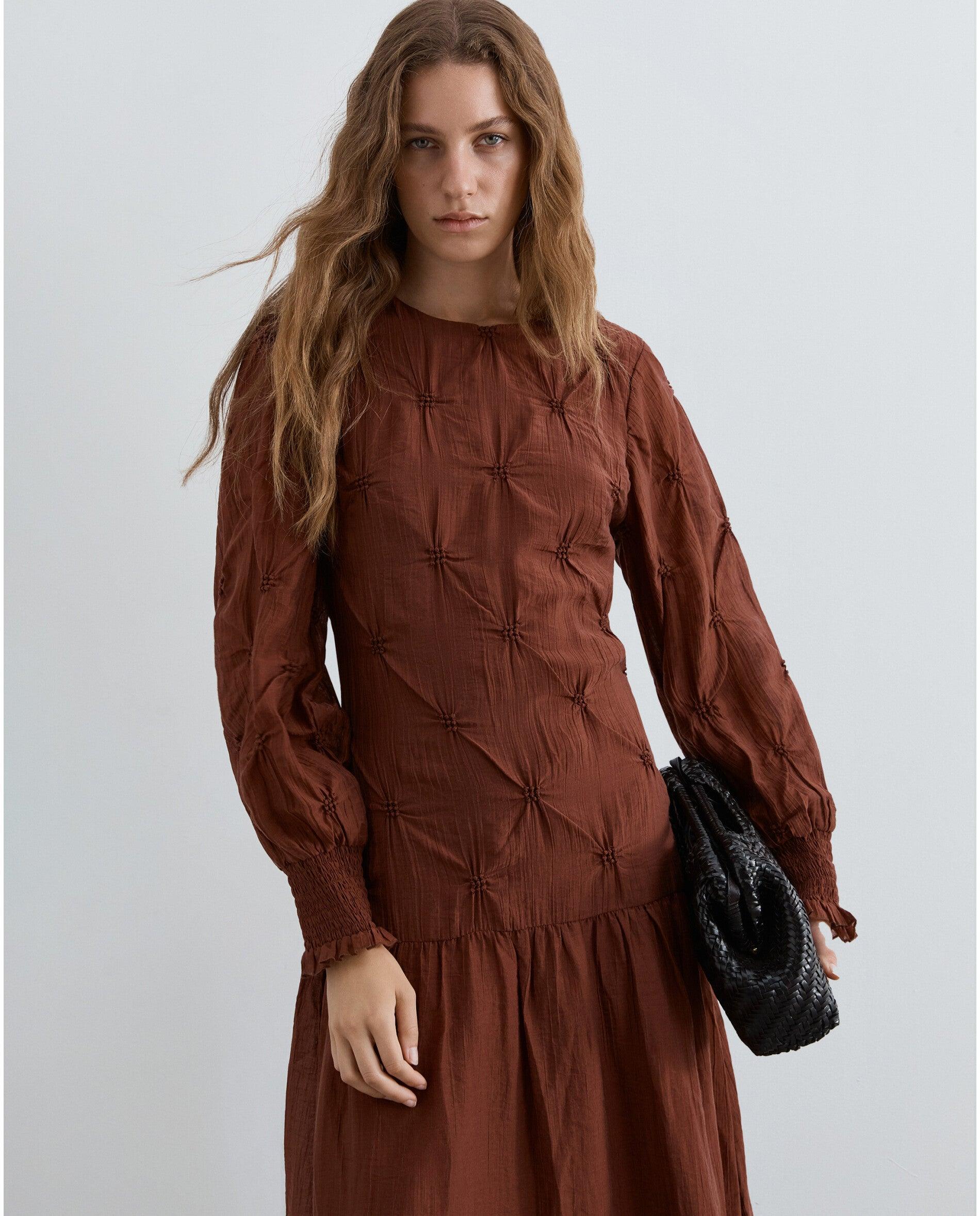 Vestido midi con detalles fruncidos de manga larga - Scalpers - Marrón Marrón-2