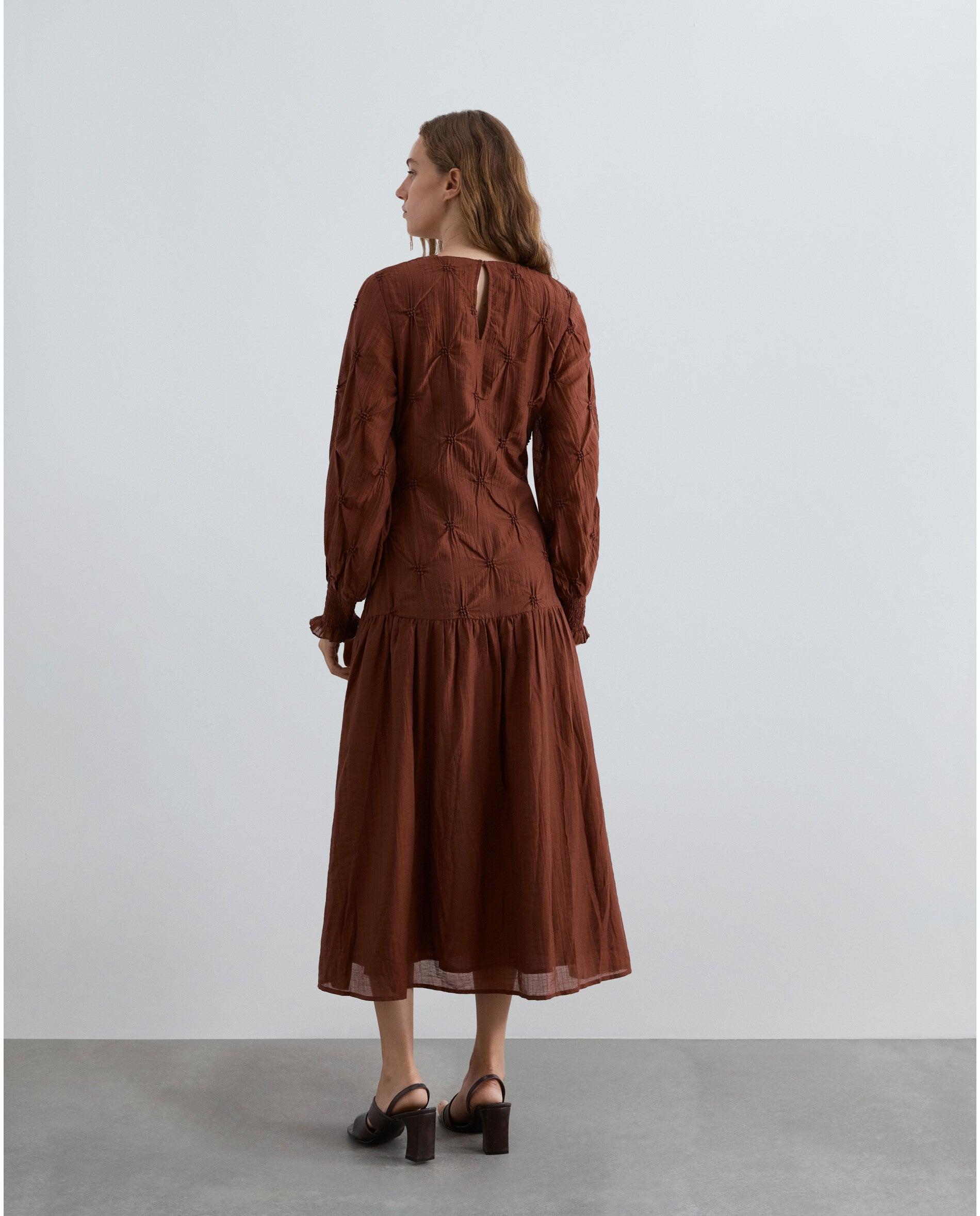 Vestido midi con detalles fruncidos de manga larga - Scalpers - Marrón Marrón-3