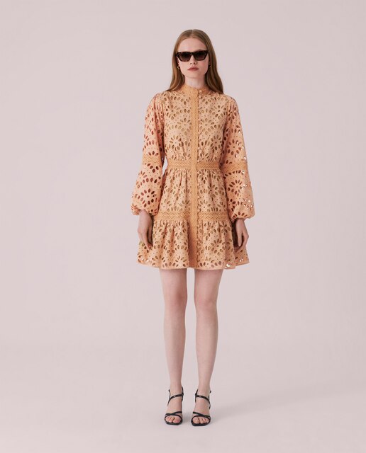 Vestido corto con manga larga y bordados artesanales