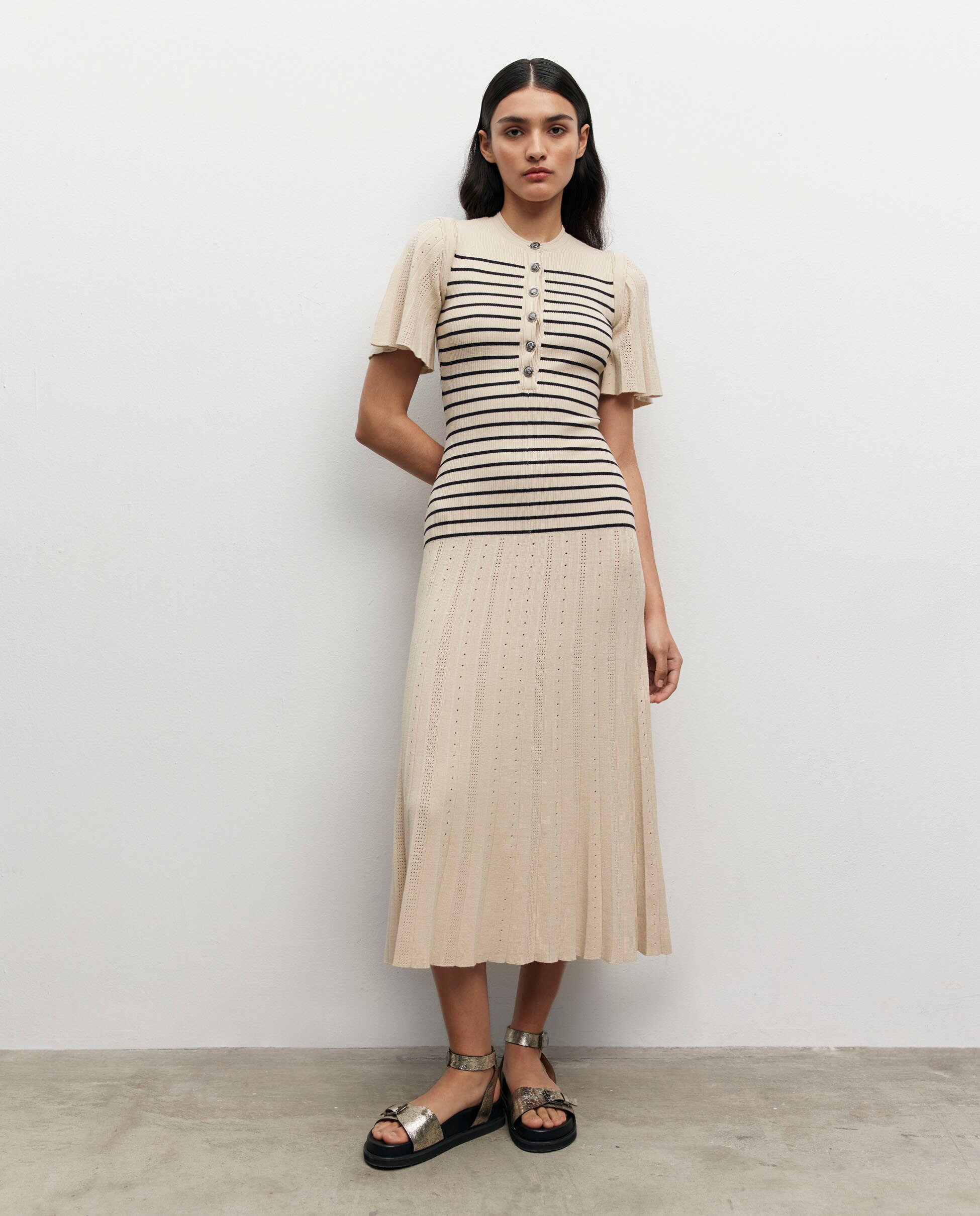 Vestido midi de punto con falda plisada y cuerpo ajustado