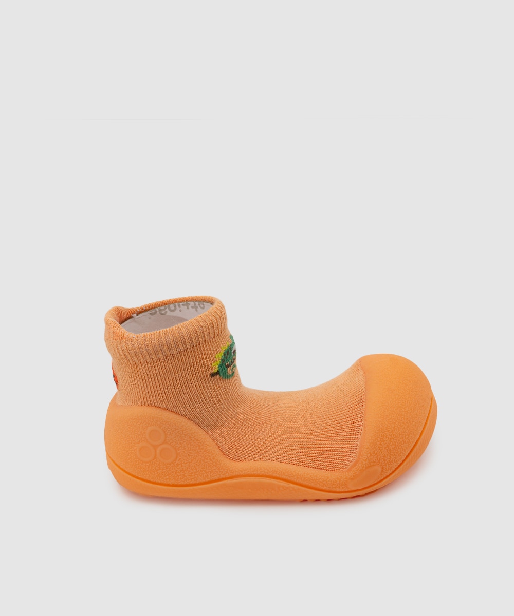 Imagen 0 de Patucos de bebé de algodón y bambú en color naranja con dibujo camaleón