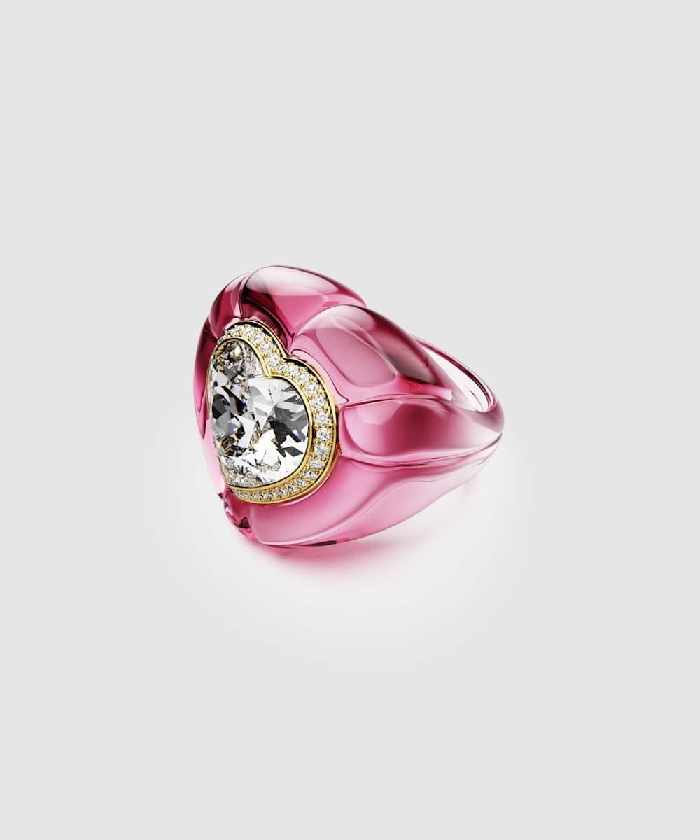Anillo de cóctel Dulcis bañado en oro con cristal rosa y cristales en pavé