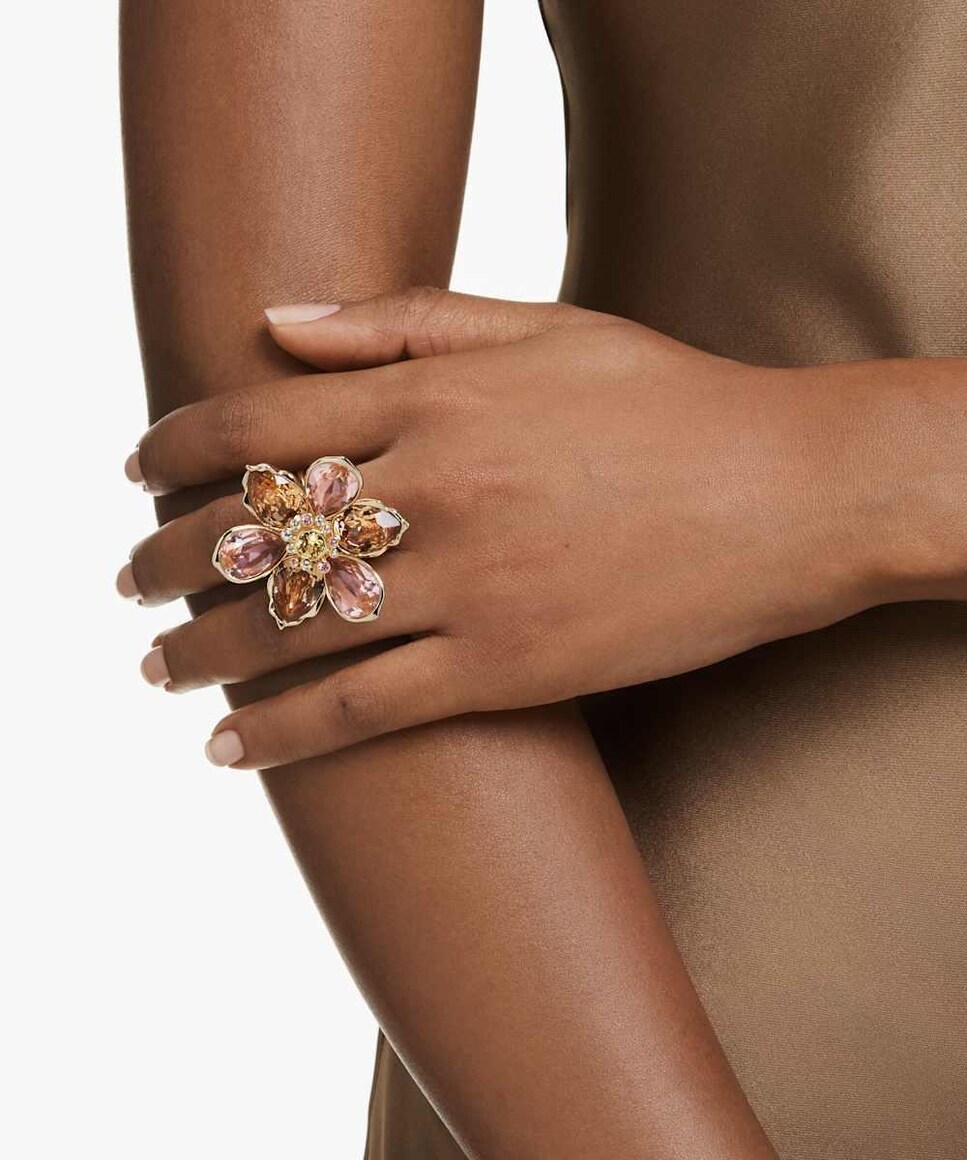 Anillo Idyllia bañado en oro con flor grande de cristales