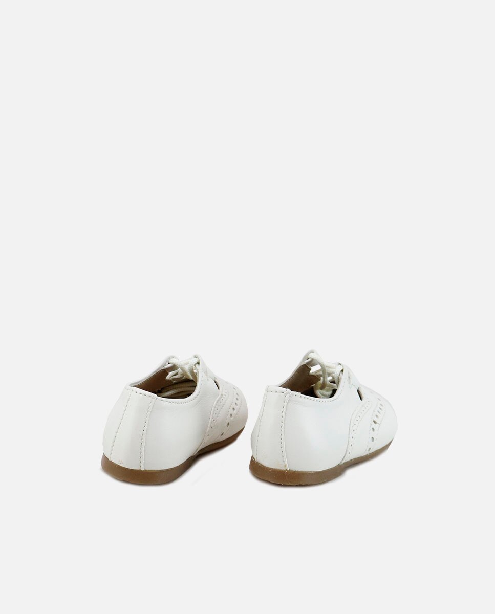 Eli 1957 - Zapato con cordones de bebé en piel con picados.